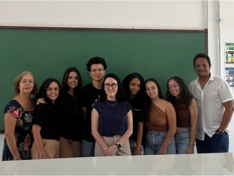 Equipe do projeto Fisiologia para Todos em frente a um quadro verde
